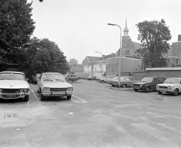 880802 Gezicht op de Dorstige Harthof te Utrecht, in gebruik als parkeerterrein, vanaf de Korte Smeestraat, met op de ...